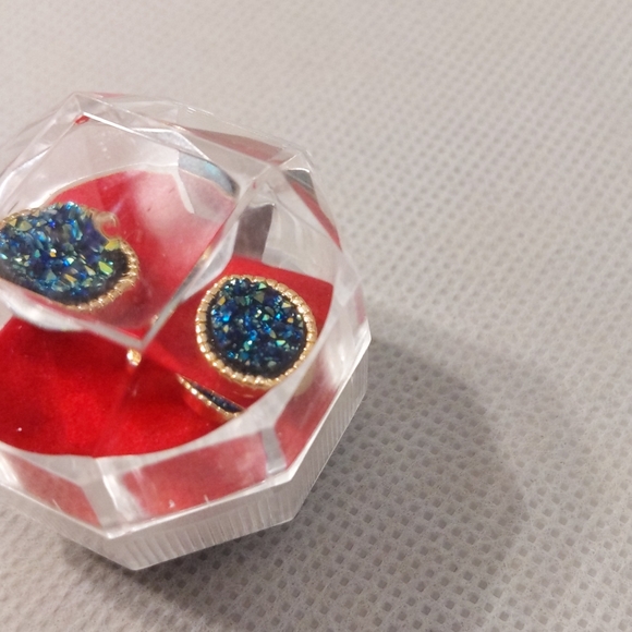 Sparkling Elegant Blue Crystal Gem Studs in Handmade Jewelry Box - Picture 5 of 8